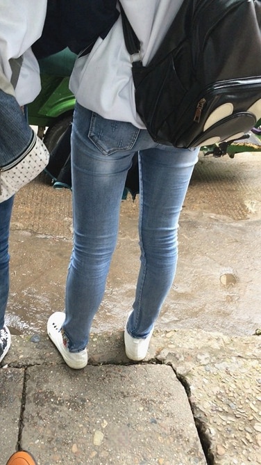 放学的淡蓝色紧牛美眉[135M/MOV]