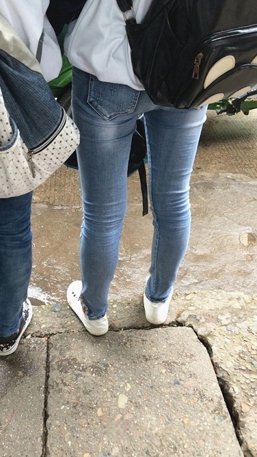 放学的淡蓝色紧牛美眉[135M/MOV]