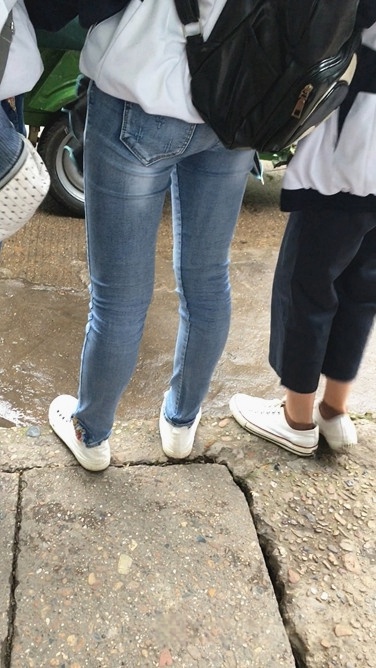 放学的淡蓝色紧牛美眉[135M/MOV]