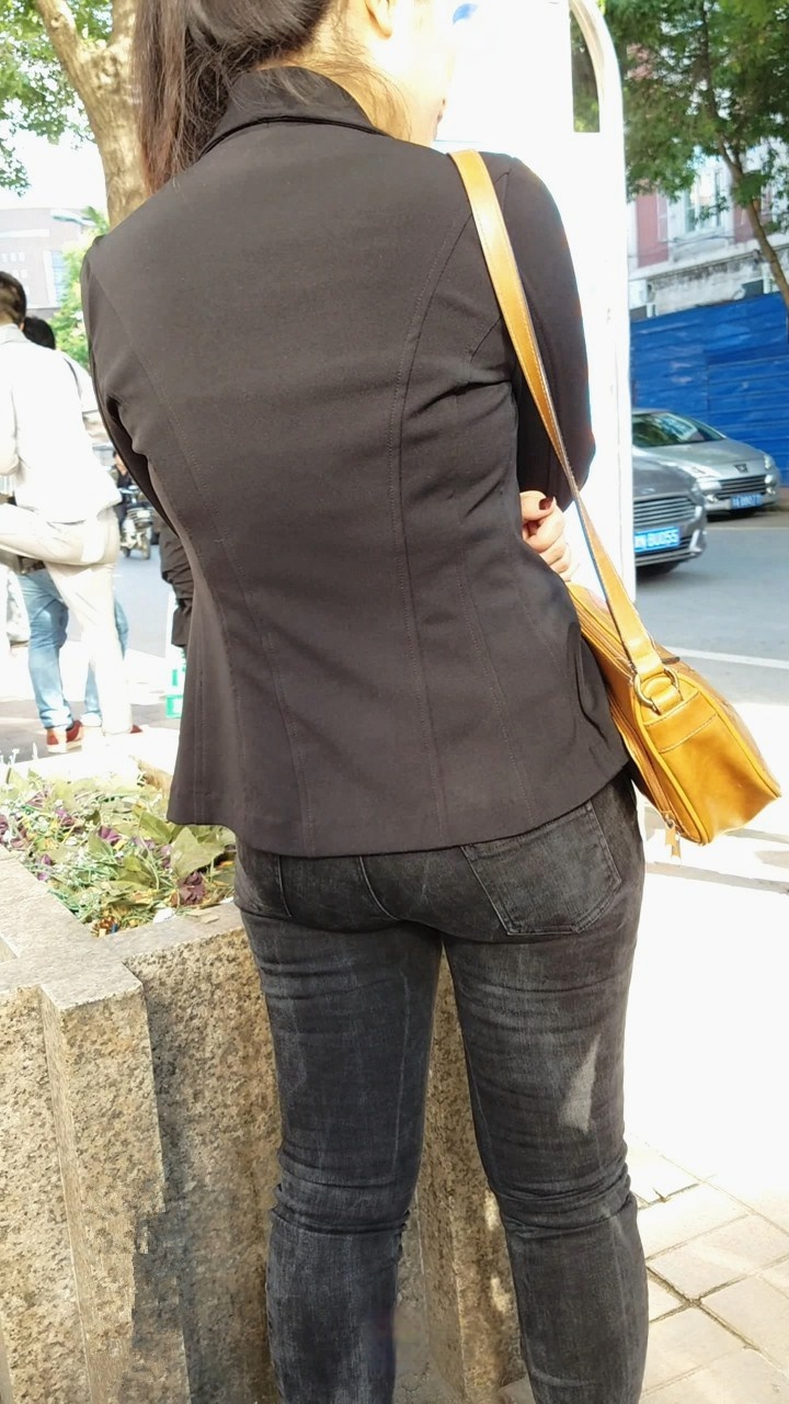 精致妆容的职业靓丽美女在等车[307M/MP4]