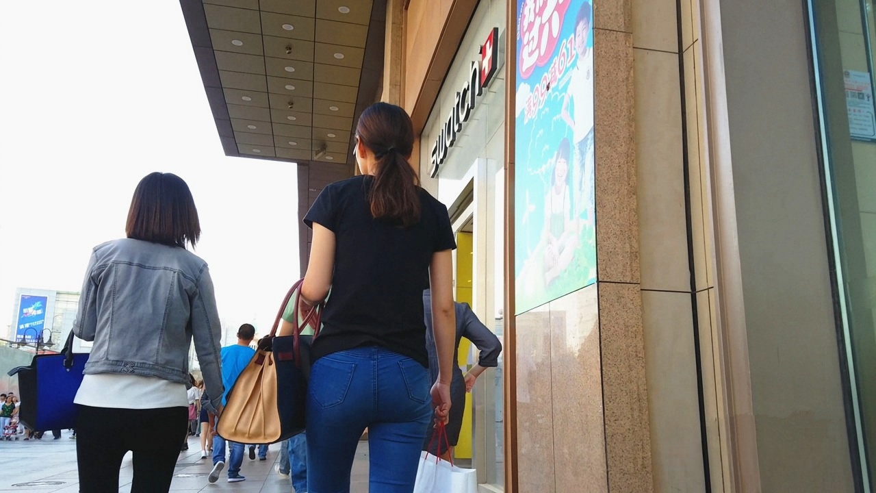 紧身翘臀牛仔裤圆美眉[271M/MP4]