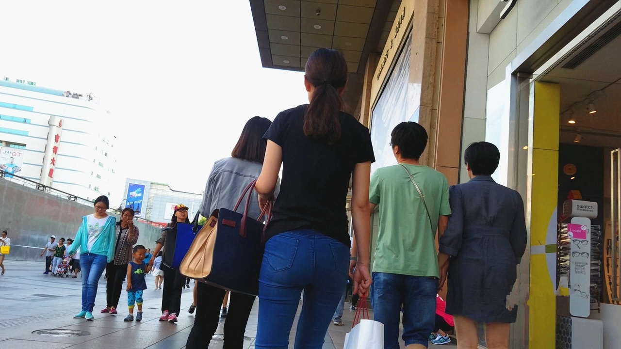 紧身翘臀牛仔裤圆美眉[271M/MP4]