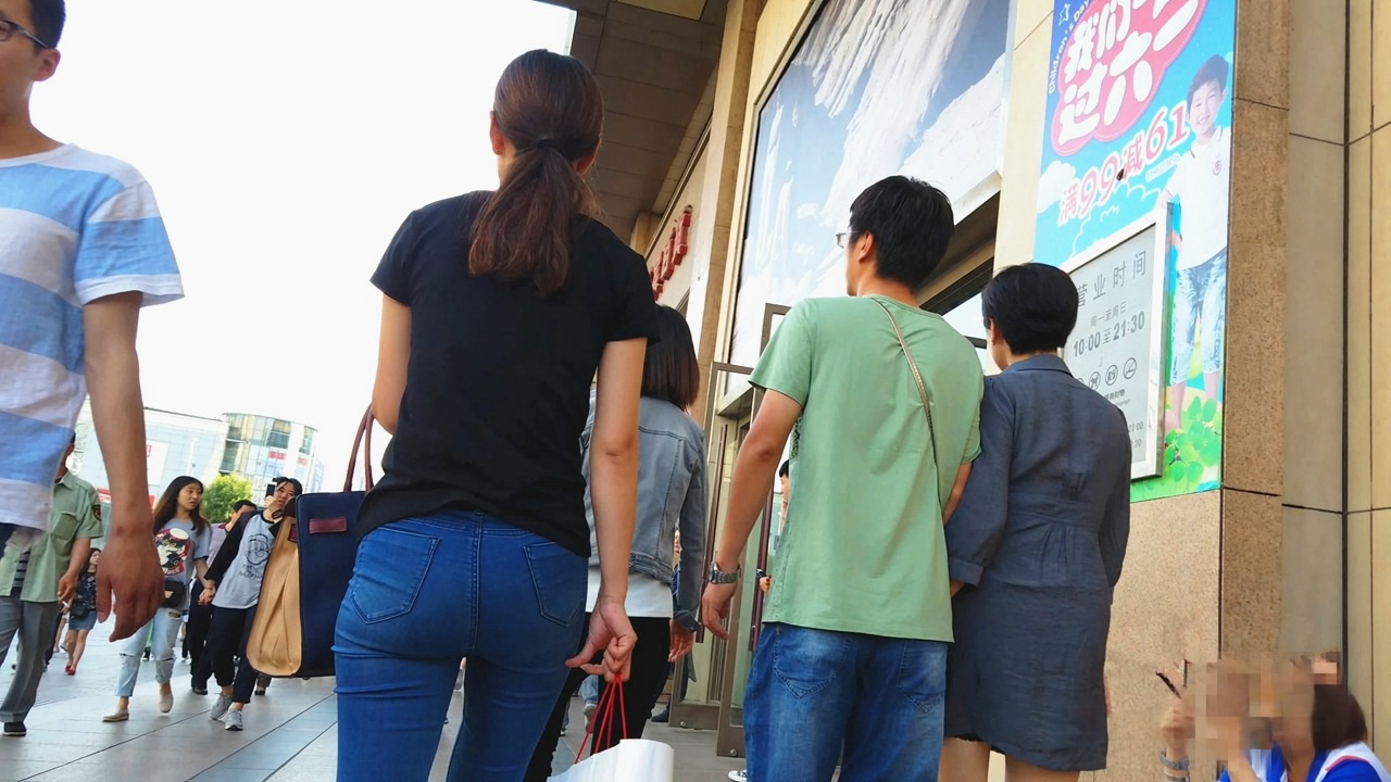 紧身翘臀牛仔裤圆美眉[271M/MP4]