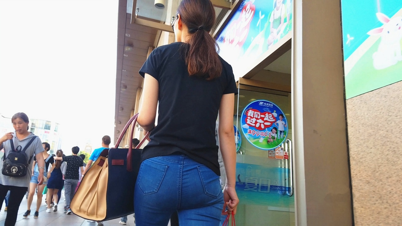 紧身翘臀牛仔裤圆美眉[271M/MP4]