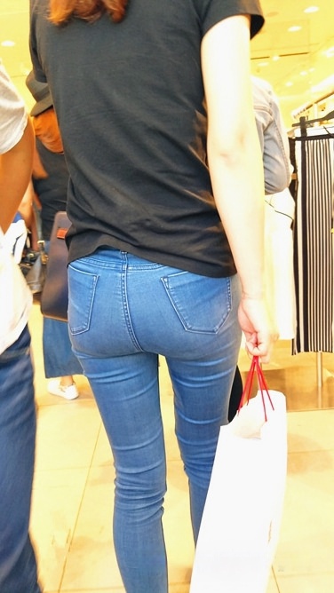 紧身翘臀牛仔裤圆美眉[271M/MP4]