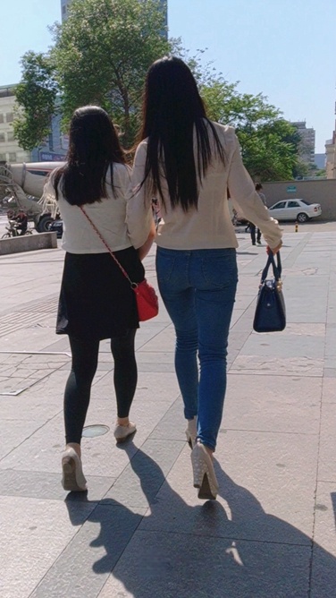 蓝色紧身牛仔裤翘臀长发美女[144M/MP4]