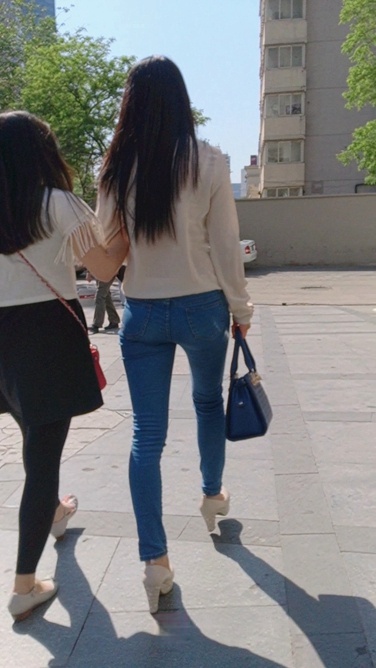 蓝色紧身牛仔裤翘臀长发美女[144M/MP4]