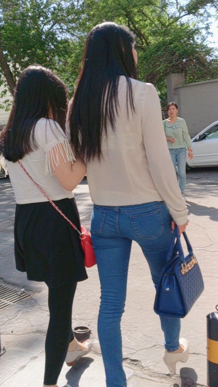 蓝色紧身牛仔裤翘臀长发美女[144M/MP4]