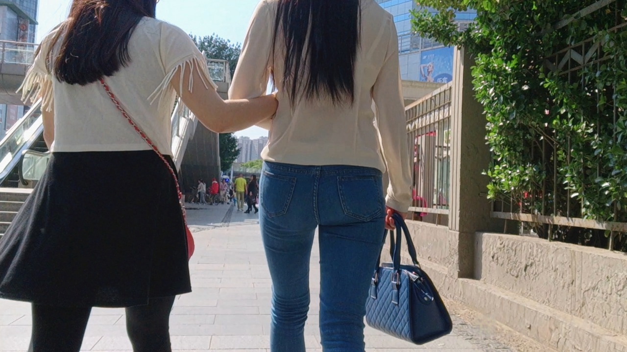 蓝色紧身牛仔裤翘臀长发美女[144M/MP4]