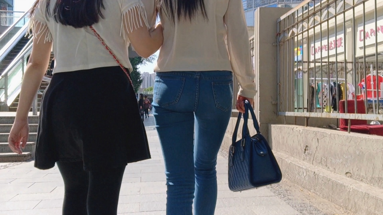 蓝色紧身牛仔裤翘臀长发美女[144M/MP4]