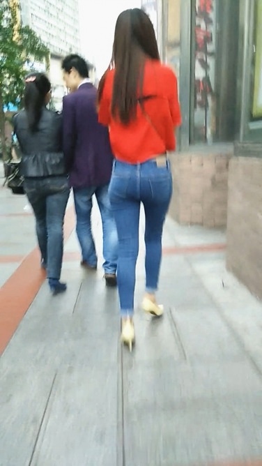 蓝色牛仔裤敲臀长发美眉[72M/MP4]