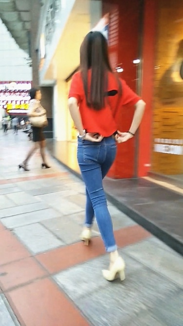 蓝色牛仔裤敲臀长发美眉[72M/MP4]