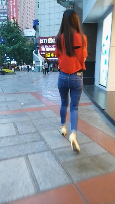 蓝色牛仔裤敲臀长发美眉[72M/MP4]