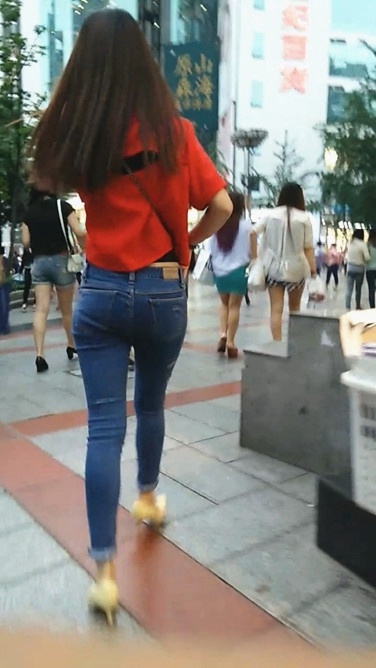 蓝色牛仔裤敲臀长发美眉[72M/MP4]