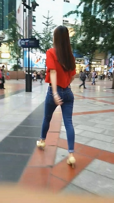 蓝色牛仔裤敲臀长发美眉[72M/MP4]