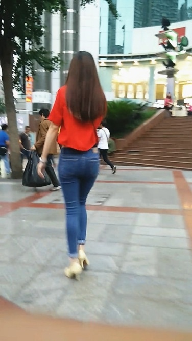 蓝色牛仔裤敲臀长发美眉[72M/MP4]