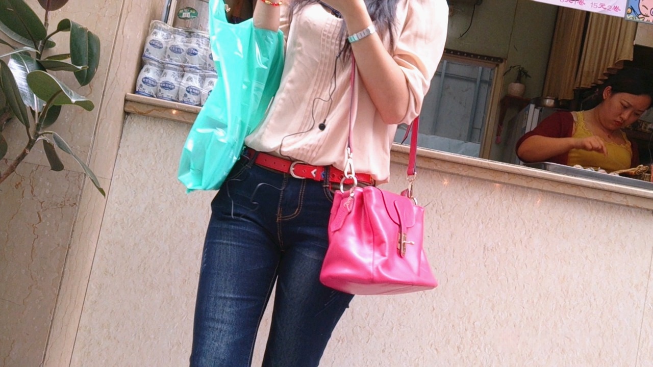 深色牛仔裤美眉[170M/MP4]