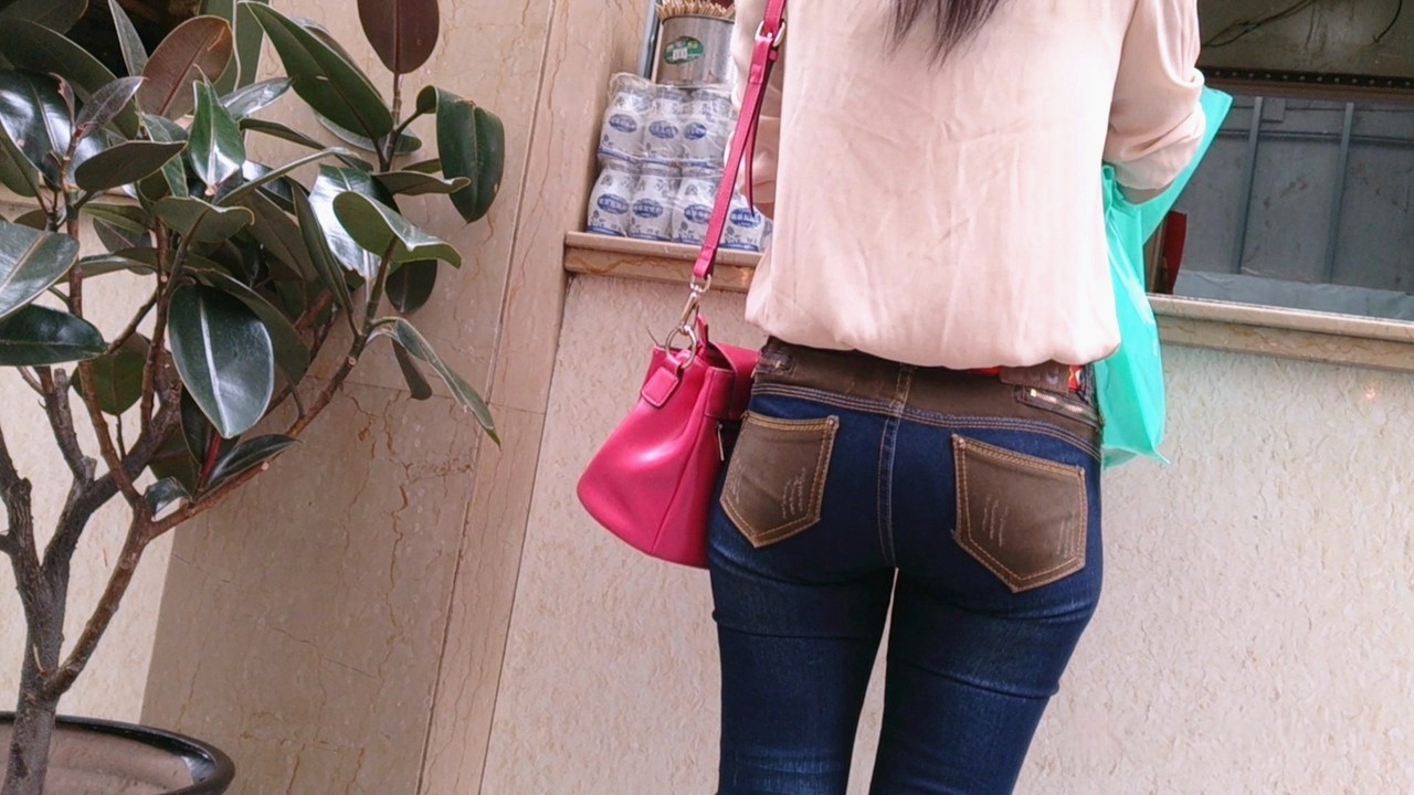 深色牛仔裤美眉[170M/MP4]