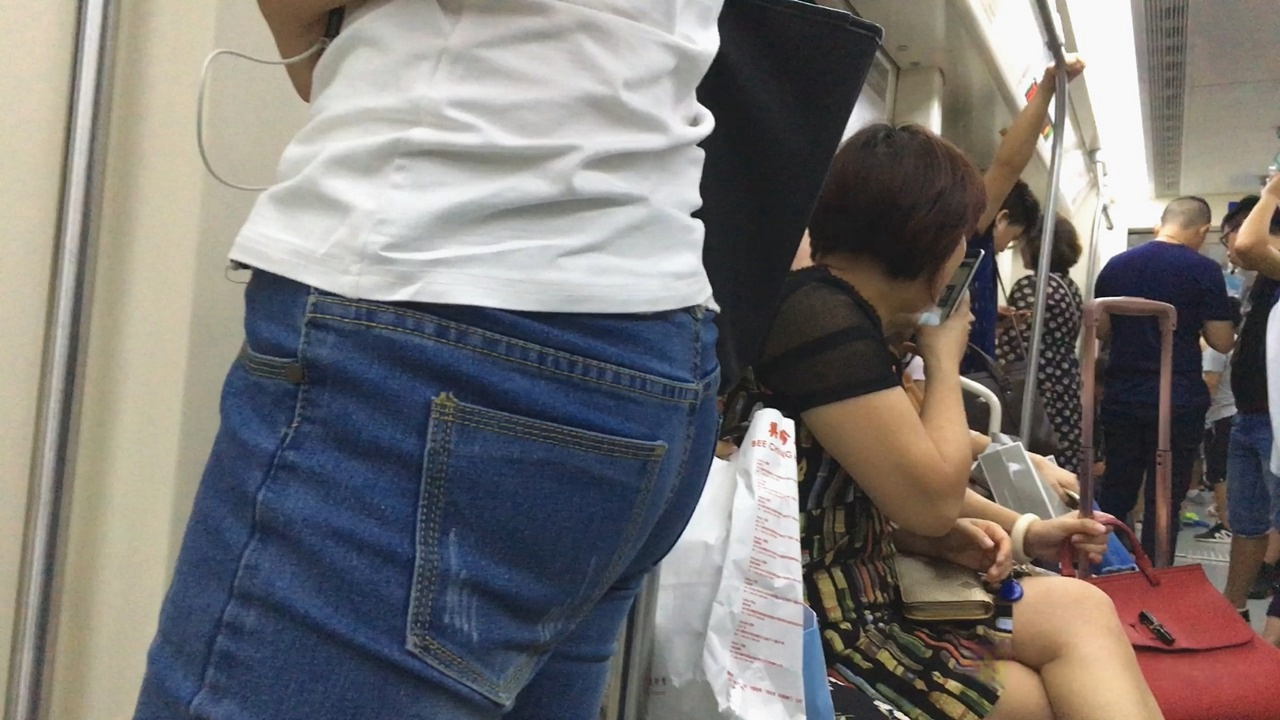 街拍地铁上的牛仔裤[553M/MOV]