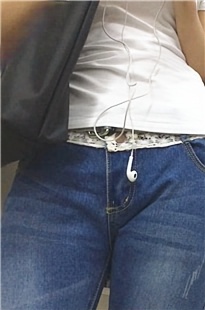 街拍地铁上的牛仔裤[553M/MOV]