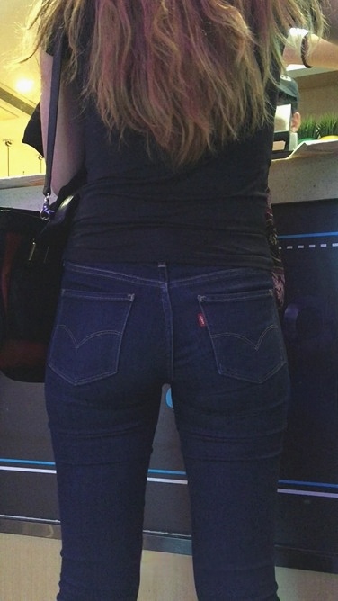 丰满的大PP蓝牛MM买饮料[146M/MOV]