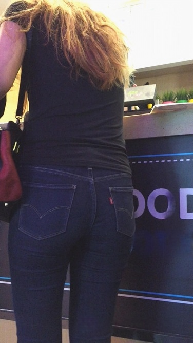 丰满的大PP蓝牛MM买饮料[146M/MOV]