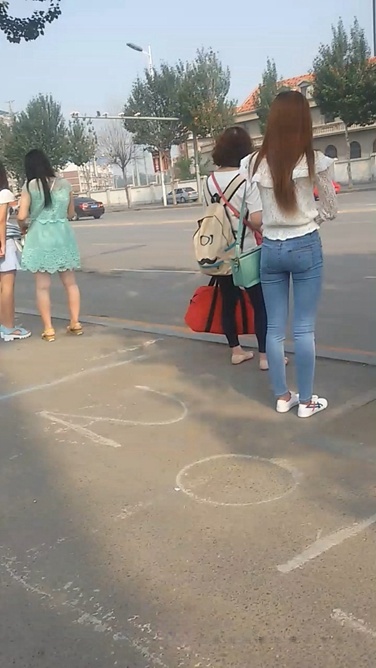 路边等车的极品牛仔裤长发美女[537M/MP4]