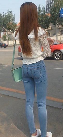 路边等车的极品牛仔裤长发美女[537M/MP4]