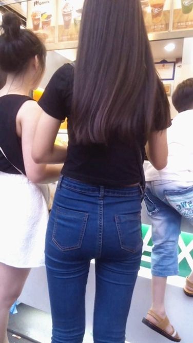 蓝色紧身牛仔裤美眉身材超赞[73M/MP4]