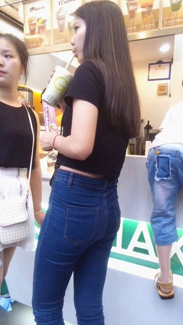 蓝色紧身牛仔裤美眉身材超赞[73M/MP4]