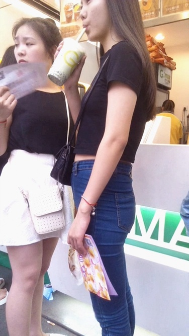 蓝色紧身牛仔裤美眉身材超赞[73M/MP4]