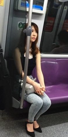 坐地铁遇见一个极品美女小姐姐[380M/MP4]