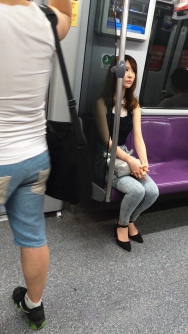坐地铁遇见一个极品美女小姐姐[380M/MP4]