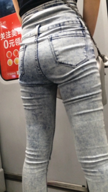 坐地铁遇见一个极品美女小姐姐[380M/MP4]