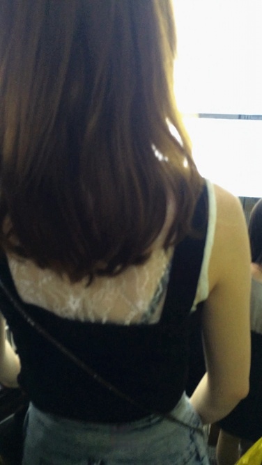 坐地铁遇见一个极品美女小姐姐[380M/MP4]