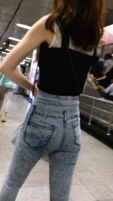 坐地铁遇见一个极品美女小姐姐[380M/MP4]