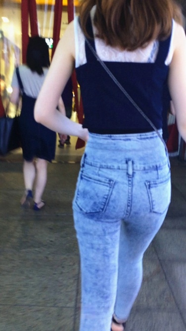 坐地铁遇见一个极品美女小姐姐[380M/MP4]