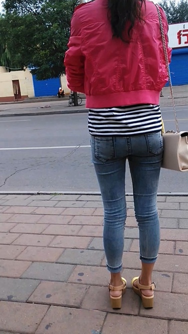 街头等车的牛仔裤美眉，冒死上前拍PP [83M/MP4]