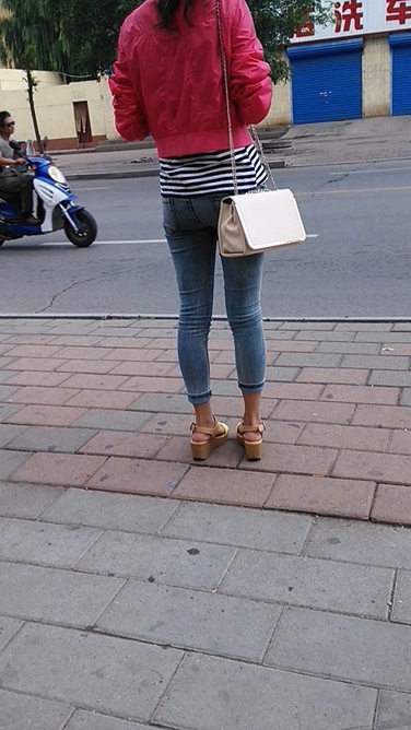 街头等车的牛仔裤美眉，冒死上前拍PP [83M/MP4]