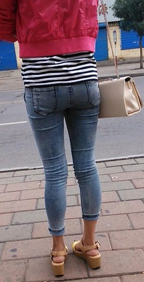 街头等车的牛仔裤美眉，冒死上前拍PP [83M/MP4]