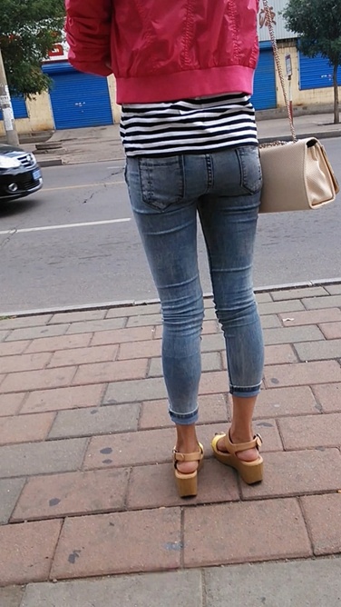 街头等车的牛仔裤美眉，冒死上前拍PP [83M/MP4]