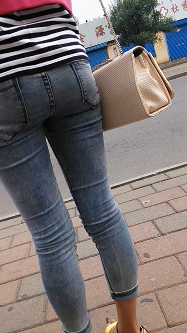 街头等车的牛仔裤美眉，冒死上前拍PP [83M/MP4]