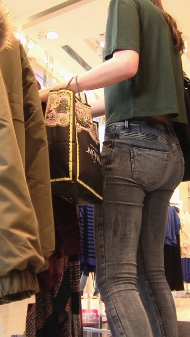 极品牛仔裤翘臀洋妞在挑选衣服[502M/MTS]