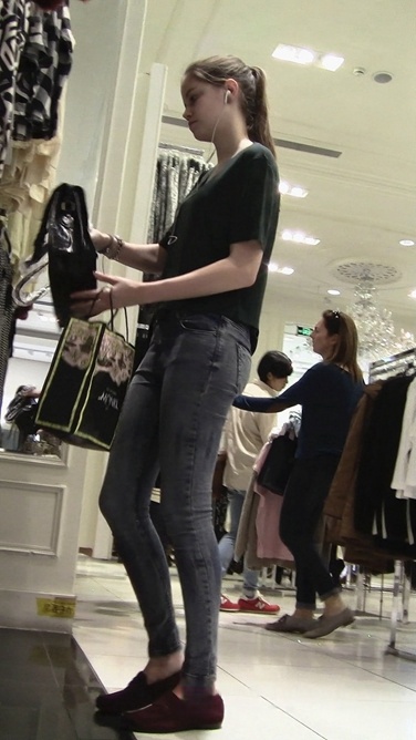 极品牛仔裤翘臀洋妞在挑选衣服[502M/MTS]