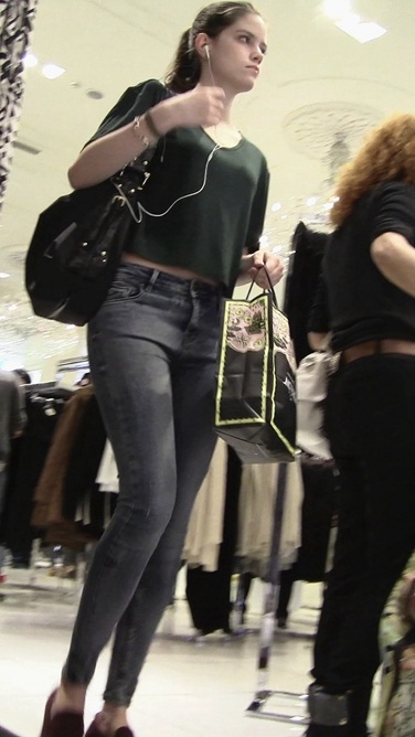 极品牛仔裤翘臀洋妞在挑选衣服[502M/MTS]