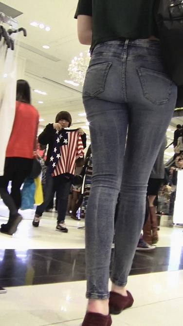 极品牛仔裤翘臀洋妞在挑选衣服[502M/MTS]