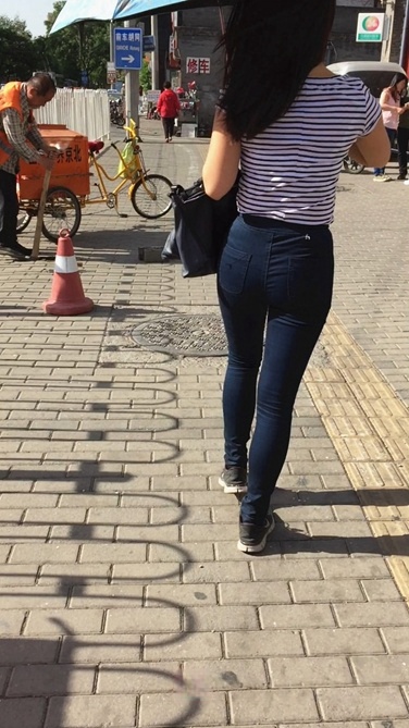 打着伞的巨臀牛仔裤美眉[306M/MOV]