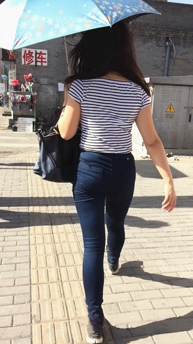 打着伞的巨臀牛仔裤美眉[306M/MOV]