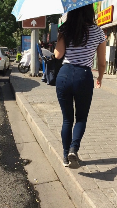 打着伞的巨臀牛仔裤美眉[306M/MOV]