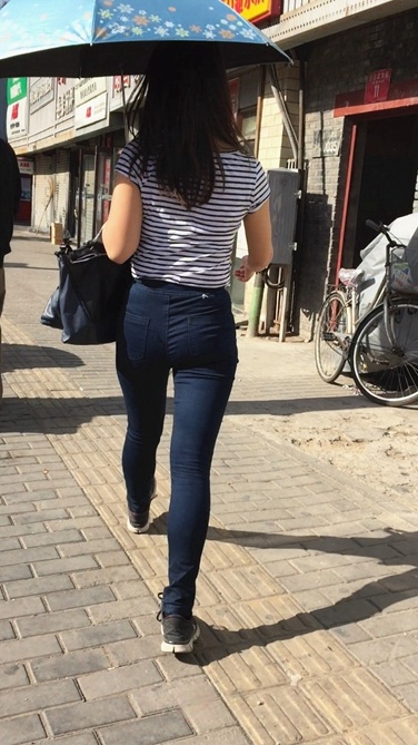 打着伞的巨臀牛仔裤美眉[306M/MOV]